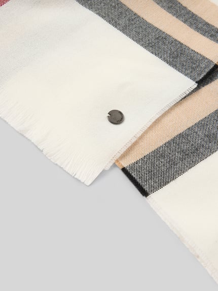 Produktfoto, Schal met Karomuster van FRAAS, rechthoekig model, ruitmotief in beige- en grijstinten, franjes, fijn structuurpatroon, breedte 62 cm, lengte 205 cm.