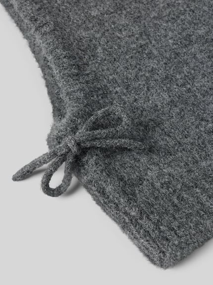 Productfoto, effen donkergrijze Mütze mit Kapuze Asnoopy Cap van OPUS in gebreide look met structuur, koordjes, mat, detailopname