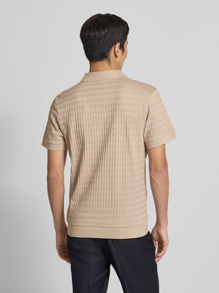 Männermodel draagt Poloshirt met geribde boorden Model 'Cleison' van JOOP! Collectie, puur katoen, regular fit, ruglengte maat M 69 cm, ganzkörperansicht rückansicht.