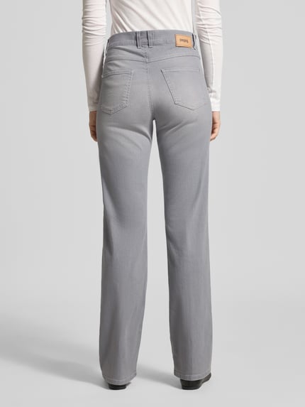 Frauenmodel trägt Straight Fit Jeans im 5-Pocket-Design Modell 'Lara' von Angels aus Baumwoll-Mix mit Stretch-Anteil, Ganzkörperansicht Rückansicht.