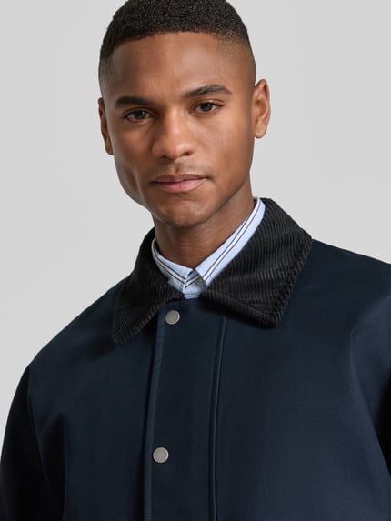 Männermodel trägt Regular Fit Jacke aus reiner Baumwolle Modell 'KYLE' von Selected Homme, Optik: Unifarben, Nahaufnahme Oberkörper.