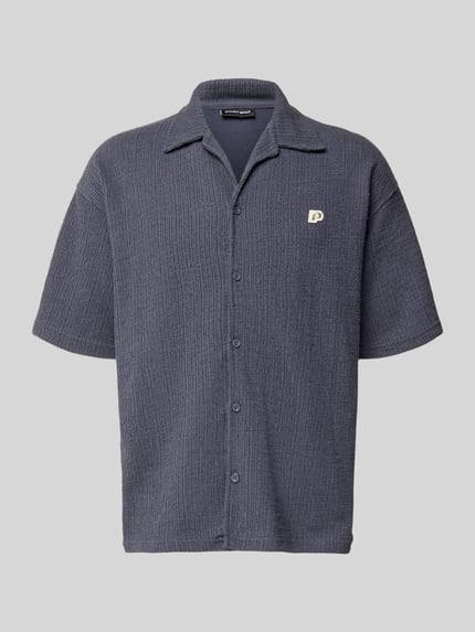Produktfoto, Regular Fit Freizeithemd mit Label-Patch Modell 'LIBCO' von Pegador aus Material-Mix mit Baumwoll-Anteil, Knopfleiste, Reverskragen, kurzärmelig, strukturierte Textur, graue Farbe, Rückenlänge 72 cm, Schulterbreite 41 cm, Ärmellänge 35 cm, Größe M.