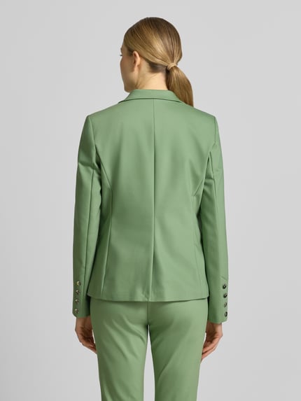 Frauenmodel trägt Regular Fit Blazer mit Pattentaschen Modell 'Blake' von MOS MOSH in hellem Grün, Baumwoll-Mix mit Stretch-Anteil, Ganzkörperansicht Rückansicht. Rückenlänge 61 cm, Brustweite 46 cm, Ärmellänge 63 cm, Reverskragen, Knopfverschluss.