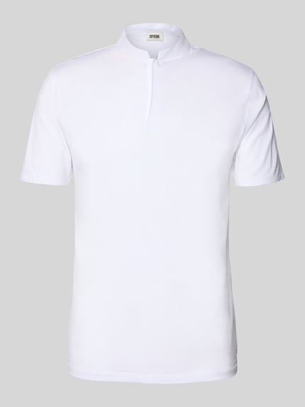 Produktfoto, weißes Slim Fit Poloshirt mit Stehkragen Modell 'LOUIS' von Drykorn, feine Baumwoll-Modal-Textur, Herren Poloshirt