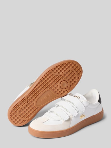 Produktfoto, Sneaker aus echtem Rindsleder von Lacoste, weiß mit Gummisohle in Hellbraun, goldene Details, Damen Sneaker von Lacoste