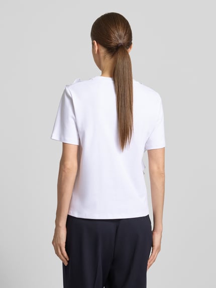 Männermodel trägt T-Shirt mit Rüschen und Rundhalsausschnitt von Christian Berg Woman, biała bawełna, prosty krój, długość tyłu S: 58 cm, Ganzkörperansicht Rückansicht