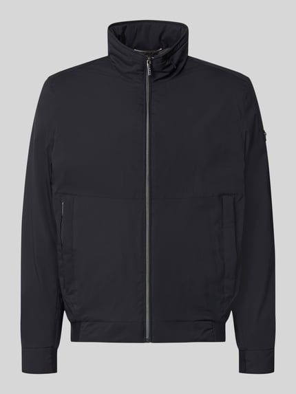 Produktfoto, Regular Fit Jacke in Stepp-Optik von bugatti in Dunkelblau mit Stehkragen, dezente Steppstruktur und Knopfleiste.