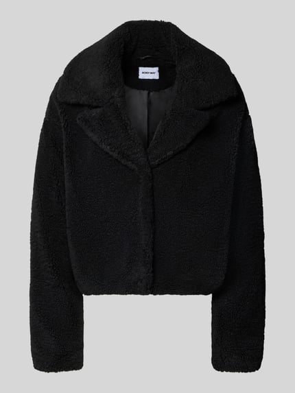 Productfoto, Cropped Jacke aus Teddyfell Modell 'Nati' van NOISY MAY®, zwart, teddystructuur, reverskraag, cropped fit, damesjack.