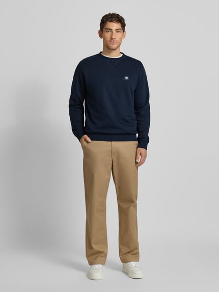 Männermodel trägt Sweatshirt mit Rundhalsausschnitt und Label-Patch von Lerros in Dunkelblau, Relaxed Fit, Vorderansicht Ganzkörperansicht.