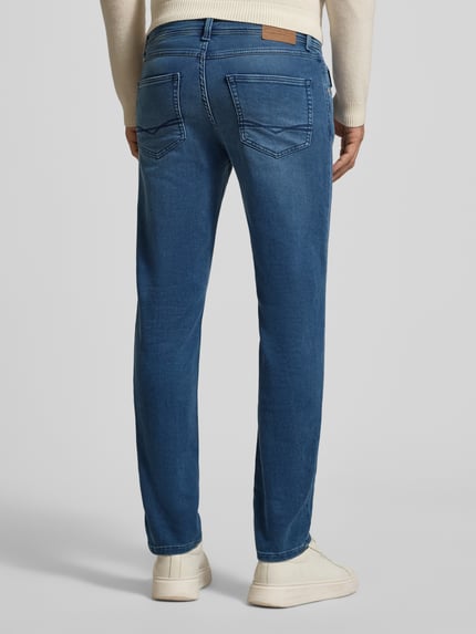 Mannelijk model draagt blauwe Slim Fit Jeans met 5-Pocket-Design van Christian Berg Men, stretch bio-katoenmix, geheel van achteren.