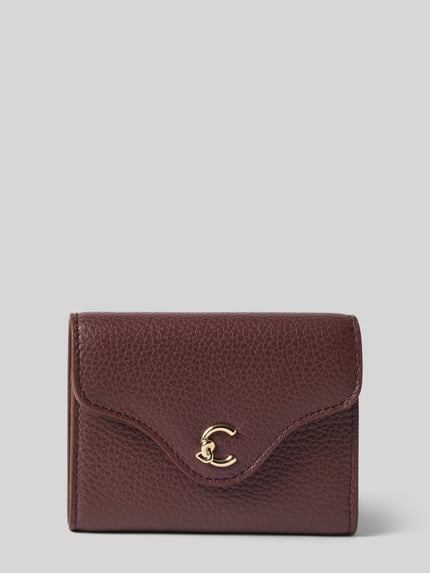 Produktfoto, Portemonnaie mit Label-Detail von Coccinelle in Dunkelbraun mit Strukturmuster, Metallic-Logo, Überschlag und Druckknopfverschluss.