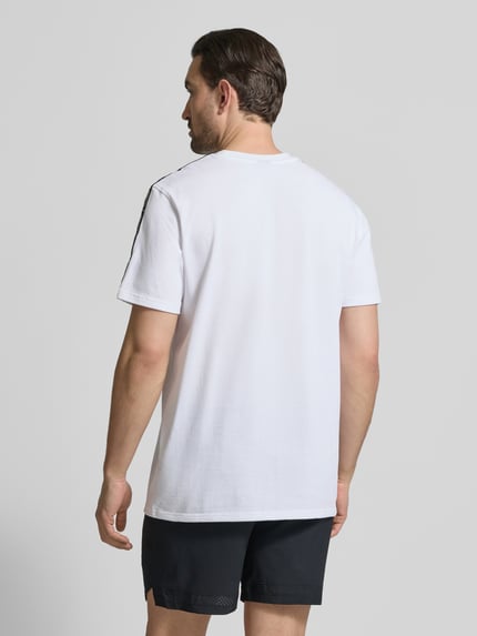 Männermodel trägt Regular Fit T-Shirt mit Logo-Stitching Modell 'Icon' von Under Armour, weiß, Baumwoll-Mix, Ganzkörperansicht Rückansicht