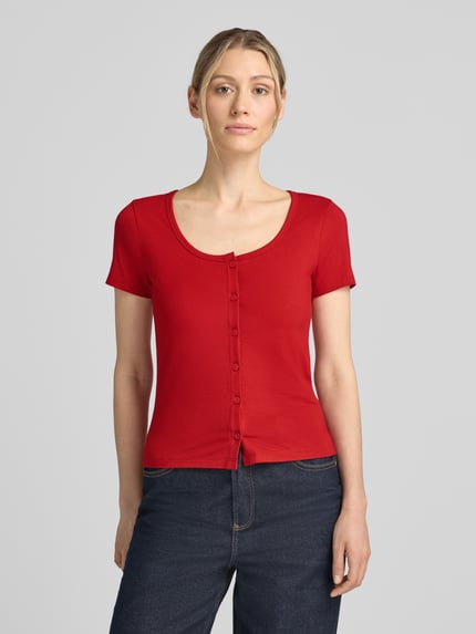 Frauenmodel trägt Slim Fit T-Shirt mit durchgängiger Knopfleiste von Jake*s aus elastischem Baumwoll-Modal-Mix, Rundhalsausschnitt, Ganzkörperansicht von vorne.