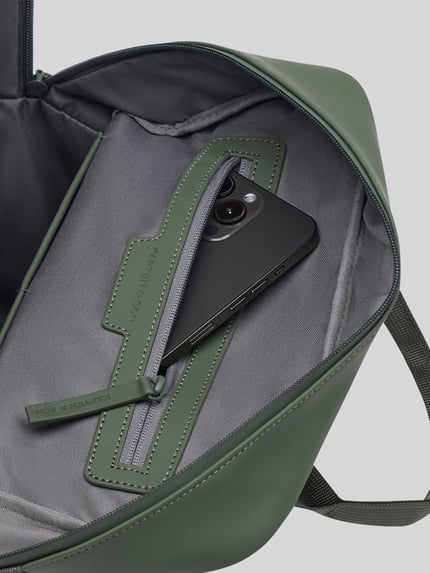 Produktfoto, Rucksack mit Label-Detail von Kapten & Son in Olivgrün mit Nebenfach und Reißverschluss, graues Innenfutter, Material-Mix