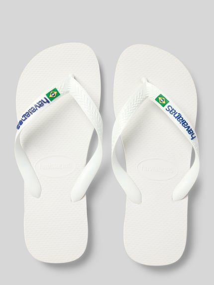 Produktfoto, weiße Slippers mit Logo-Detail Modell 'Brasil' von Havaianas, abgerundete Passform, offene Ferse, strukturierte Oberfläche, Absatzhöhe 2 cm, Schaftweite 7 cm