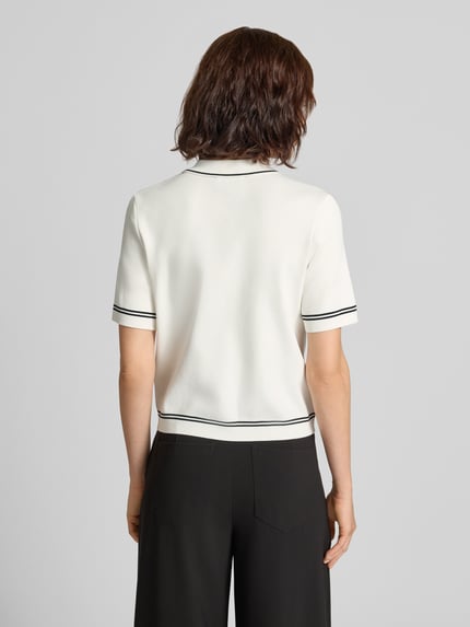 Frauenmodel trägt Cardigan aus Viskose-Mix mit 1/2-Arm von Jake*s Collection in Weiß mit Kontraststreifen, Rückenansicht, Ganzkörperansicht Rückansicht.