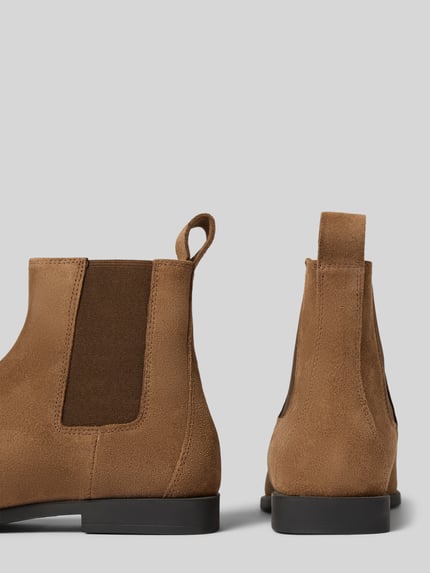 Produktfoto, Stiefeletten aus Leder mit elastischen Einsätzen Modell 'CPH410' von Copenhagen, brązowa skóra, czarne elastyczne wstawki, matowa faktura, widoczny niski obcas 2 cm, kontekst: damskie botki, czubek spiczasty, wysokość cholewki 14 cm, szerokość cholewki 7 cm