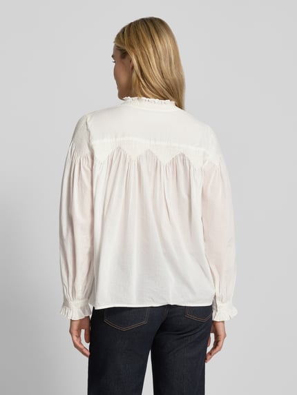 Frauenmodel trägt Regular Fit Bluse mit Stehkragen Modell 'TONIA' von ba&sh, reine Baumwolle, weiße Farbnuancen, strukturierte Optik, Rückenlänge 59 cm, Ärmellänge 61 cm, Ganzkörperansicht Rückansicht.