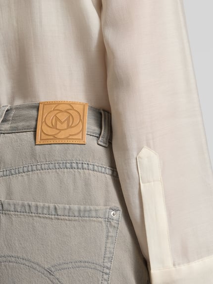 Frauenmodel trägt Jeans mit 5-Pocket-Design von Marella in Grau, reine Baumwolle, gerader Schnitt, Detailaufnahme Rückansicht.
