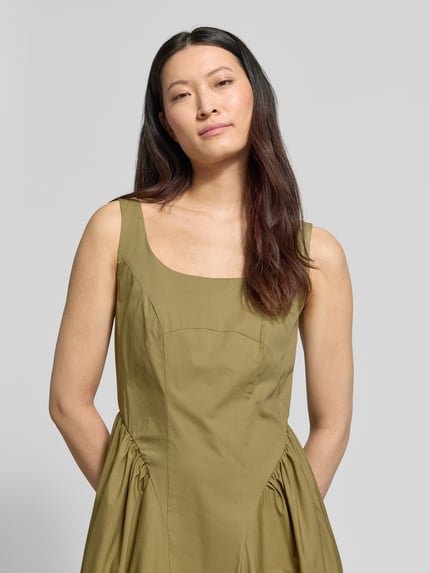 Frauenmodel trägt Midikleid mit tiefem Rundhalsausschnitt Modell 'MLLENFASI' von Marella in Olivgrün, Baumwoll-Mix mit Stretch, Nahaufnahme Oberkörper