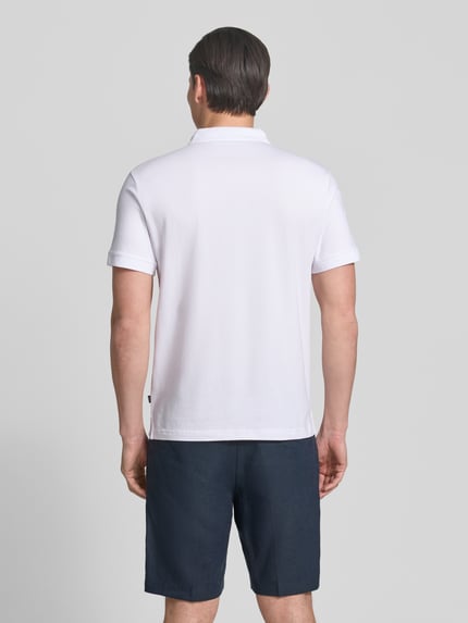 Männermodel trägt Regular Fit Poloshirt mit Knopfleiste Modell 'Carlosjuan' von JOOP! Collection, Baumwoll-Mix mit Stretch-Anteil, Rückenlänge 69 cm, Ganzkörperansicht Rückansicht.