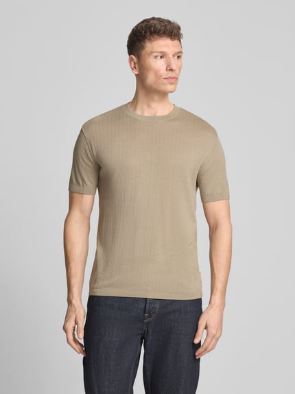 Męski model nosi Strickshirt mit Rundhalsausschnitt od ARMANI EXCHANGE, bawełna, krój slim fit, okrągły dekolt, długość tyłu 69 cm, całkowity widok z przodu