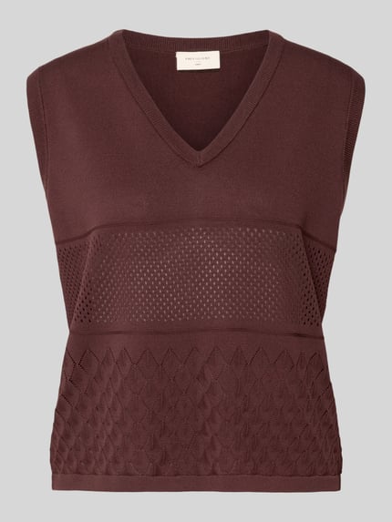 Produktfoto, Pullunder aus Viskose-Mix Modell 'Lucky' von FREE/QUENT in dunklem Rotbraun, Regular-Fit, mit V-Ausschnitt und Strukturmuster, Damen, Rückenlänge bei Größe S 52 cm.