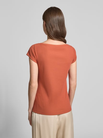 Vrouwenmodel draagt T-shirt met Cut Out van Marc Cain in roestoranje, modalmix met stretch, recht model, fijnrib, ruglengte maat 36: 56 cm, ganzenslichaamsaanzicht rugaanzicht