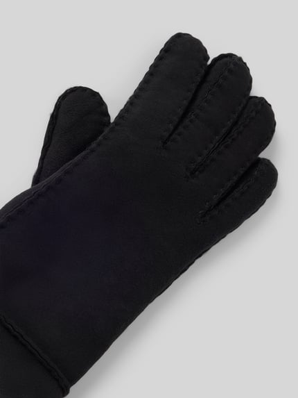 Productfoto, zwarte Lammfellhandschuh aus reinem Lammfell Model 'Helsinki' van Roeckl met lamswol, Logodetail en siernaden, zachte suède textuur