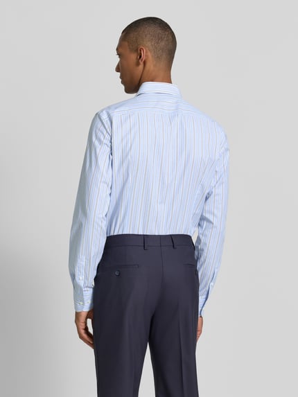 Männermodel trägt hellblau-weiß gestreiftes Slim-Fit Businesshemd aus Baumwoll-Mix Modell 'HANK-SP' von BOSS, Ganzkörperansicht Rückansicht. Herren Businesshemd von BOSS.