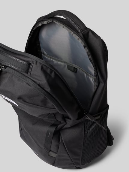 Produktfoto, schwarzer Schulrucksack mit FlexVent™ Tragesystem von The North Face, wasserabweisend, sichtbar ist Hauptfach und Innenfach.