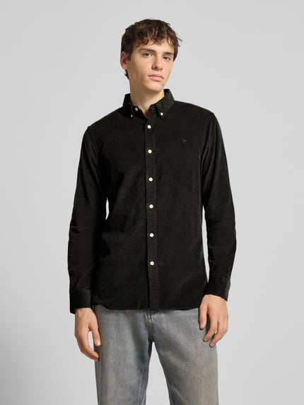 Männermodel trägt Freizeithemd mit Label-Stitching von Superdry in Schwarz, Baumwolle, Regular Fit, Knopfleiste, Ganzkörperansicht von vorne.