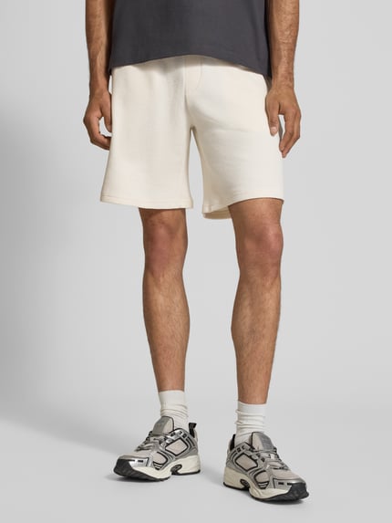 Männermodel trägt Shorts aus Baumwoll-Mix mit Strukturmuster Modell 'KNOX' von Redefined Rebel, relaxed Fit, Vorderansicht Nahaufnahme Oberschenkel.