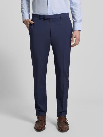 Mannenmodel draagt Regular Fit Anzughose mit Woll-Anteil Modell 'MADDEN 2.0' van Strellson, donkerblauw, gladde stof, unicolor, zijzakken, achterzakken, persvouwen, riemlussen, sluiting met haak en verborgen rits, Ganzkörperansicht van voren.