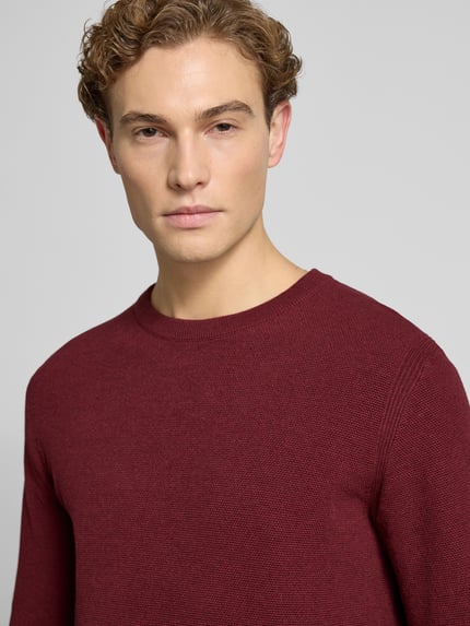 Männermodel trägt Regular Fit Strickpullover aus reiner Baumwolle von Tom Tailor in Optik: Unifarben, strukturiert, Nahaufnahme Oberkörper.