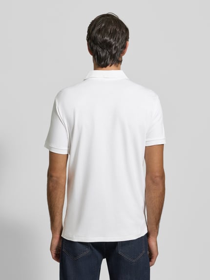 Männermodel draagt Poloshirt met Labelstitching van Polo Ralph Lauren van puur katoen, regular fit, polokraag, korte knoopsluiting, ribboorden, ruglengte maat M 69 cm, witte kleur, textuur zacht, Ganzkörperansicht Rückansicht.
