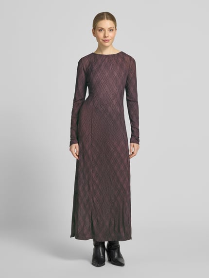Frauenmodel trägt Midikleid im Allover-Look Modell 'POMEL' von MANGO in Braun- und Lilatönen, gerader Schnitt, Ganzkörperansicht von vorne. Rückenlänge 124 cm, Brustweite 30 cm, Ärmellänge 62 cm, Rundhalsausschnitt, strukturierte Oberfläche.