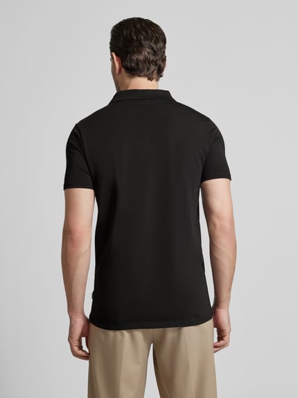 Mannelijk model draagt Slim Fit Poloshirt met V-hals van Lindbergh, katoen-elastaanmix, polokraag, zwart, ruglengte 68 cm, volledige achteraanzicht