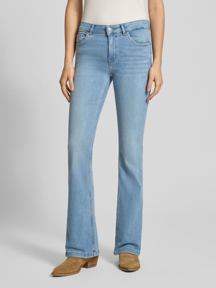 Vrouwenmodel draagt Flared Jeans met 5-pocketmodel van Review in lichtblauw, katoenmix met stretch, flared cut, knoop- en ritssluiting, bandwijdte maat 27: 36 cm, binnenbeenlengte maat 27: 83 cm. Ganzkörperansicht von voren.