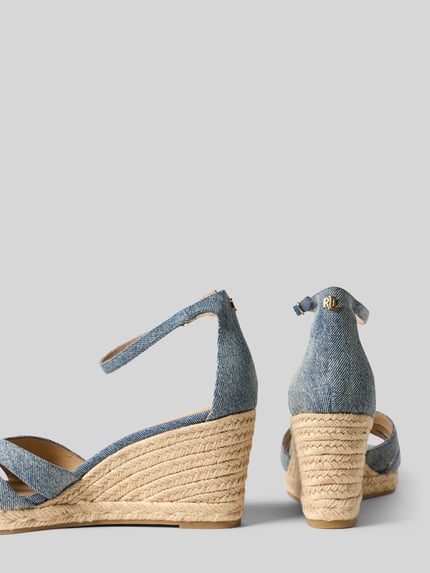 Produktfoto, Wedges in Denim-Optik von Lauren Ralph Lauren mit abgerundeter Schuhspitze, Wedge-Absatz, Logo-Applikation, Baumwoll-Mix.
