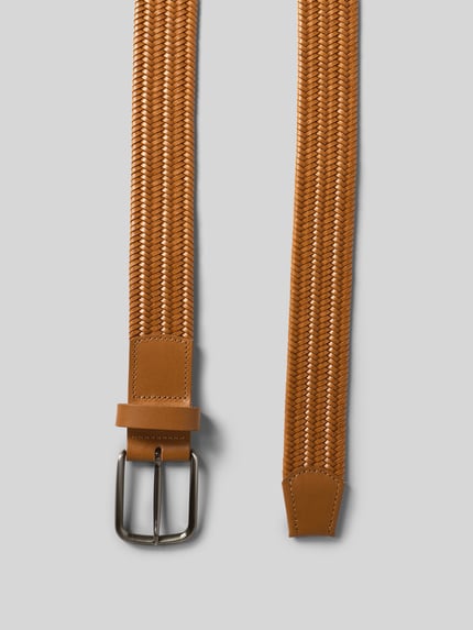Produktfoto, Gürtel in Flecht-Optik mit Dornschließe von Lloyd Men's Belts, braunes Flechtmuster, klassische Form, Nahaufnahme der Oberfläche