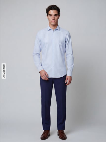 Männermodel trägt Slim Fit Businesshemd mit extra langem Arm von Jake*s in Hellblau mit feinen Streifen, lange Ärmel, Kentkragen, Ganzkörperansicht von vorne. Elastischer Material-Mix, durchgehende Knopfleiste, Rückenlänge 84 cm, Schulterbreite 45 cm, Ärmellänge 63 cm.