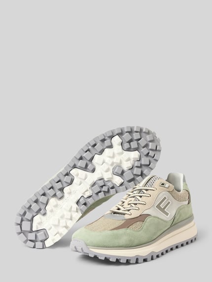Produktfoto, Sneaker met labeldetails model 'Gripper' van Floris Van Bommel, afgerond model, vetersluiting, geprofileerde zool, hakhoogte maat 45: 5 cm, schachthoogte: 10 cm, schachtbreedte: 9 cm, heren, lichtgroene, beige en grijze kleuren, suède en mesh texturen