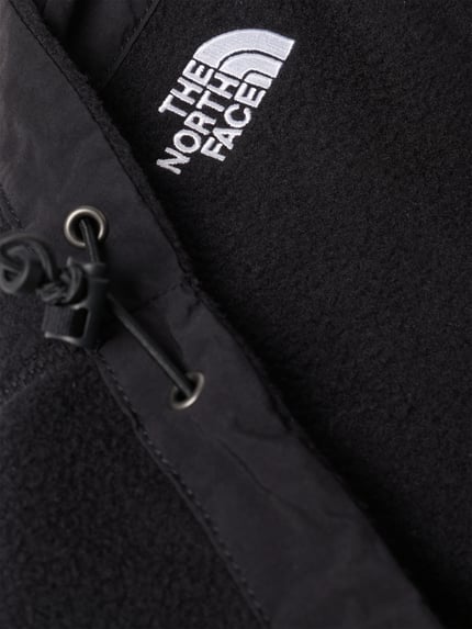 Productfoto, zwarte Heren sjaal van The North Face, Fleece, colmodel, Model 'Bark', gestikt logo, tunnelkoord, structuurdetails