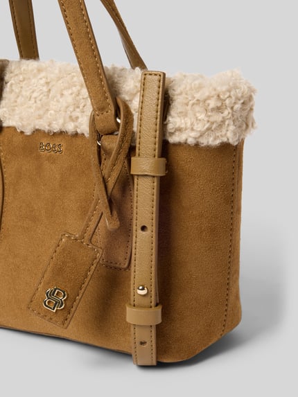 Produktfoto, Umhängetasche mit Teddyfell Modell 'Sandy Mini Tote' von BOSS aus braunem Wildleder mit heller, weicher Struktur oben, Damen Umhängetasche von BOSS