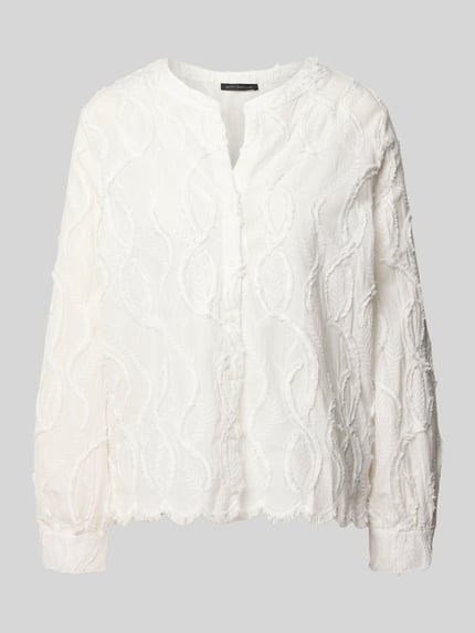 Vrouwenmodel draagt Regular Fit Bluse mit Stitchings van Betty Barclay, wit, katoen, v-hals, decoratieve naden, vooraanzicht, halve lichaamsopname.