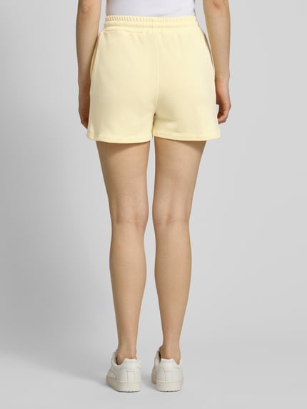 Vrouwenmodel draagt Regular Fit Sweatshorts uit katoenmix model 'CHILLI' van Pieces, look: effen, boord elastisch met tunnelkoord, zij-steekzakken, sweatmateriaal, detailopname rugaanzicht.