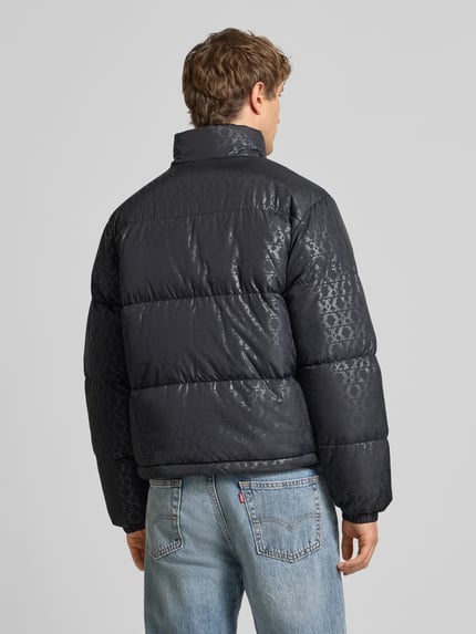 Karl Kani Kurtka w stylu puffer o kroju regular fit z nadrukiem z logo na całej powierzchni model 'Signature' Czarny 5