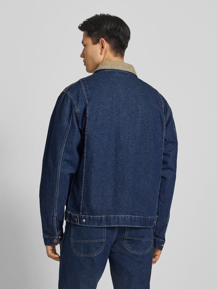 Männermodel trägt Jeansjacke mit Label-Detail und Reißverschluss von Dickies, dunkles Blau, Reine Baumwolle, Regular-Fit, Ganzkörperansicht Rückansicht