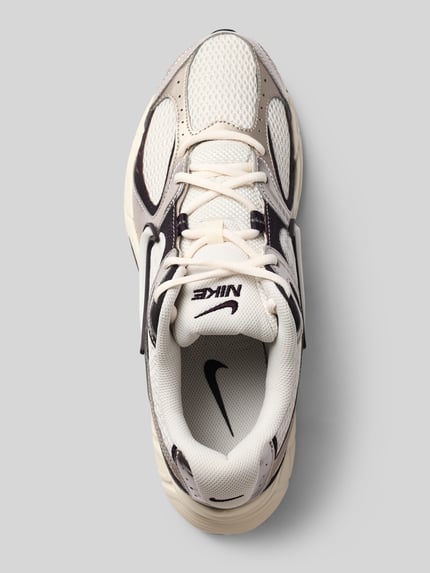 Produktfoto, sneakersy z detalem z logo model 'INITIATOR' od Nike, zaokrąglony czubek, wiązanie, wysokość obcasa w rozmiarze 10,5: 6 cm, wysokość cholewki: 7 cm, szerokość cholewki: 7 cm, biała i beżowa siateczka oraz skóra, kontrastowe panele.